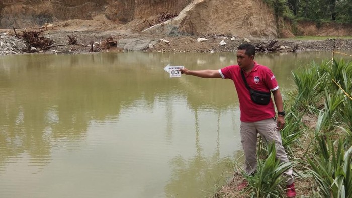 Polisi menunjukkan TKP enam korban tewas di kubangan bekas galian C di Grobogan, Senin (9/3/2020)