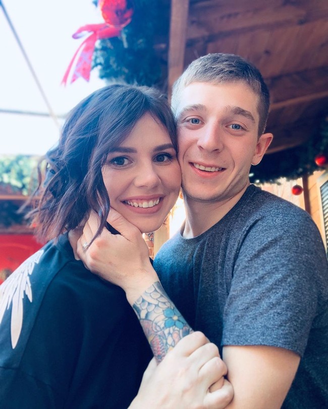 Marina pun kini merasa yakin jika Vladimir akan tinggal bersamanya meskipun perbedaan usia mereka yang cukup jauh, yakni terpaut 15 tahun.  Foto: Instagram