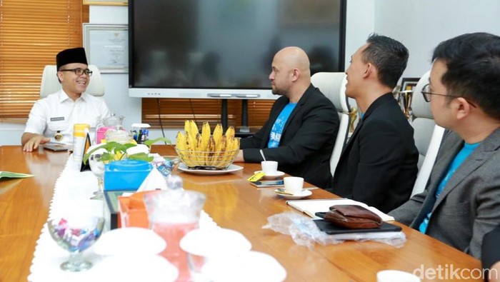 bupati anas libatkan airy