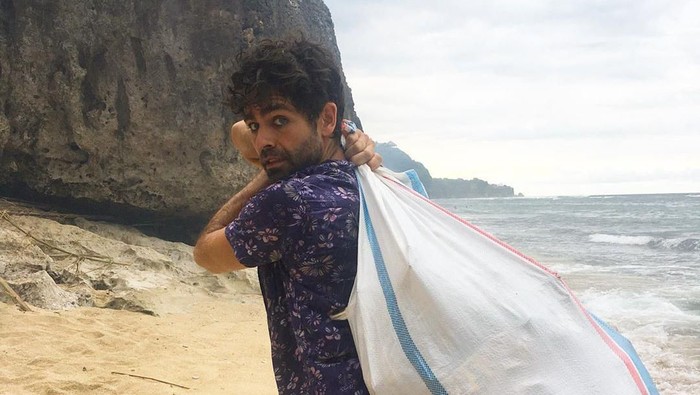Artis Hollywood bersihkan sampah pantai Bali Artis Hollywood bersihkan sampah pantai Bali