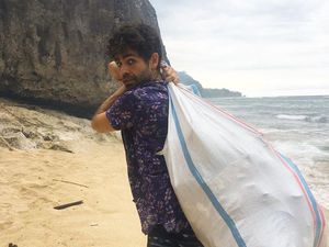 Hebat! Aktor Hollywood Bersihkan Sampah Pantai Uluwatu, Bali