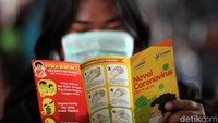 Brosur berisi informasi dasar dan cara pencegahan penyebaran virus corona pun dibagikan kepada para penumpang di Stasiun Pasar Senen, Jakarta.