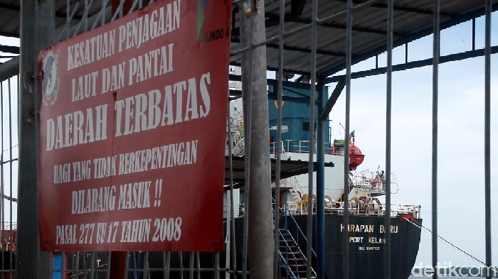 Kapal pengangkut aspal berbendera Malaysia diisolasi di pelabuhan Parepare, ABK dilarang turun (Hasrul Nawir/detikcom)