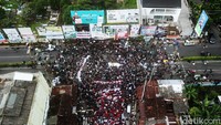 Massa aksi juga terlihat membuat panggung sebagai tempat orasi.