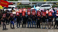 Diketahui ada sekitar 500 personel polisi yang dikerahkan untuk mengamankan demo tersebut.