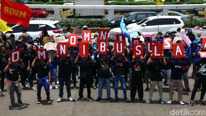 Sekelompok buruh dan mahasiswa melakukan aksi unjuk rasa di depan gedung DPR, Jakarta. Aksi itu digelar untuk menolak omnibus law RUU Cipta Kerja.