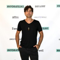 Adrian Grenier dipuji soal ukuran alat kelaminnya oleh Andy Cohen saat jadi bintang tamu di acara Watch What Happens Live. Dia (Courtney Robertson -lawan main Adrian di serial Entourage) bilang kamu punya penis paling besar yang pernah dia lihat. Lalu apa jawaban Adrian? Aku senang dia dapat ukuran yang tepat. Dan di sudah melihat beberapa kali kan. Foto: Getty Images for Ever & Ever/Craig Barritt