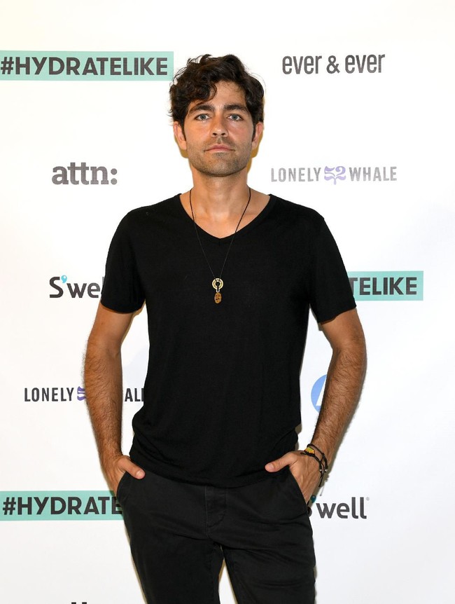 Adrian Grenier dipuji soal ukuran alat kelaminnya oleh Andy Cohen saat jadi bintang tamu di acara Watch What Happens Live. Dia (Courtney Robertson -lawan main Adrian di serial Entourage) bilang kamu punya penis paling besar yang pernah dia lihat. Lalu apa jawaban Adrian? Aku senang dia dapat ukuran yang tepat. Dan di sudah melihat beberapa kali kan. Foto: Getty Images for Ever & Ever/Craig Barritt