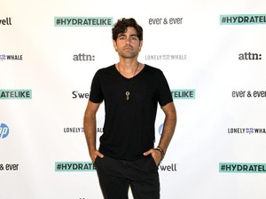 Bersihkan Sampah di Bali, Aktor Hollywood Adrian Grenier Beri Pesan Penting