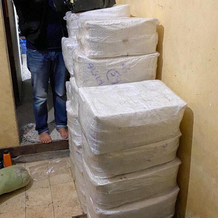 Polisi mengungkap pengedaran pil koplo di Surabaya. Ada 3,5 juta butir pil double l yang diamankan.