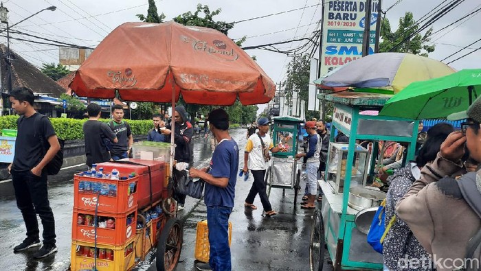 Pedagang panen pembeli di lokasi aksi GejayanMemanggilLagi, Sleman, Senin (9/3/2020).