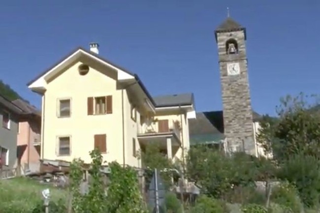 Jika kamu tertarik dengan tawaran-tawaran dari Locana dan Borgomezzavalle yang berada di Italia ini, maka kamu bisa pindah ke kota tersebut. Tertarik untuk pindah? Foto: dok. vcoazzurra TV