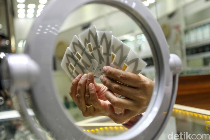 Di tengah ketidakpastian global dan isu virus corona yang melanda dunia, harga emas terus merangkak naik. Harga emas kini berada di level Rp 851.000 per gram.