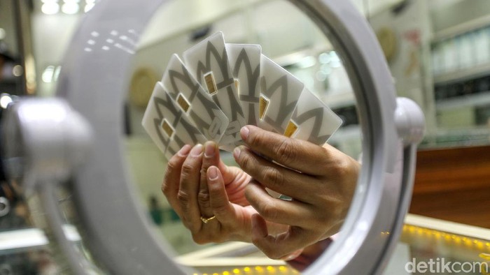 Di tengah ketidakpastian global dan isu virus corona yang melanda dunia, harga emas terus merangkak naik. Harga emas kini berada di level Rp 851.000 per gram.
