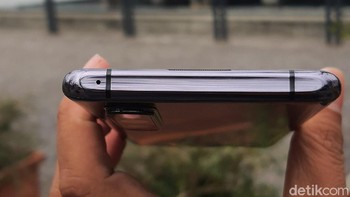 Beratnya cuma 207 gram, cukup ringan untuk smartphone flagship. (Fitraya Ramadhanny/detikcom)