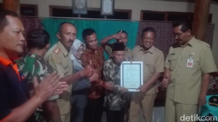 Salah satu mahakarya seniman Pacitan telah memperoleh hak cipta. Seni tari Kethek Ogleng Tokawi tercatat di Kementerian Hukum dan HAM dengan nomor 090997.