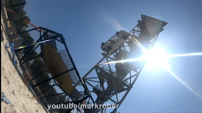 Sebuah mobil dijatuhkan dari ketinggian 45 meter dan disambut oleh sebuah trampolin