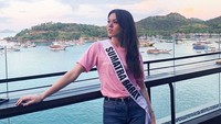 Masih di Labuan Bajo, Kalista terlihat manis dengan kaus berwarna pink yang dikenakannya. (Kalista Iskandar/Instagram)