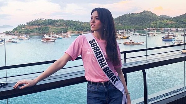 Masih di Labuan Bajo, Kalista terlihat manis dengan kaus berwarna pink yang dikenakannya. (Kalista Iskandar/Instagram) Masih di Labuan Bajo, Kalista terlihat manis dengan kaus berwarna pink yang dikenakannya. (Kalista Iskandar/Instagram)
