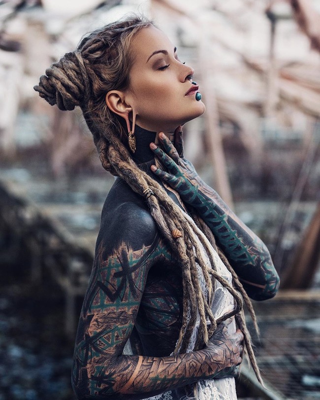 Orang-orang yang membenci ada di mana-mana dan aku belajar untuk menghadapi mereka. Sedih ada orang-orang di luar sana yang terlalu mengurusi kehidupan orang lain. Aku kasihan pada mereka. Keluarga dan temanku perasaannya bercampur. Tergantung dengan kondisi pikiran mereka, kata Anuskatzz. Foto: Instagram @anuskatzzz