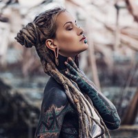 Orang-orang yang membenci ada di mana-mana dan aku belajar untuk menghadapi mereka. Sedih ada orang-orang di luar sana yang terlalu mengurusi kehidupan orang lain. Aku kasihan pada mereka. Keluarga dan temanku perasaannya bercampur. Tergantung dengan kondisi pikiran mereka, kata Anuskatzz. Foto: Instagram @anuskatzzz