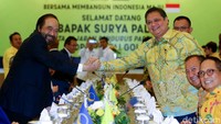  Ketum NasDem Surya Paloh dan Ketum Golkar Airlangga Hartarto melakukan salam komando saat bertemu di Kantor DPP Golkar, Jakarta, Senin (9/3/2020).