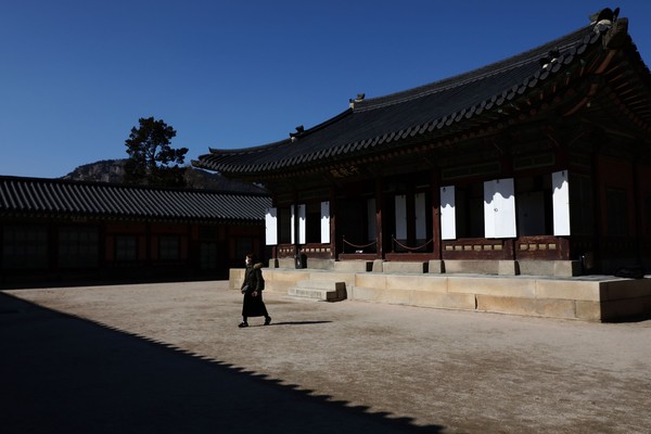 Selain Jepang, sektor pariwisata di Korea Selatan juga turut terdampak wabah virus Corona. Salah satu objek wisata yang ditutup akibat COVID-19 adalah Istana Gyeongbokgung. Salah satu tempat wisata paling populer di Korea Selatan itu menutup pintu gerbangnya hingga pemberitahuan lebih lanjut. Namun wisatawan tanpa pemandu tetap diizinkan berkeliling. Getty Images/Chung Sung-Jun. Selain Jepang, sektor pariwisata di Korea Selatan juga turut terdampak wabah virus Corona. Salah satu objek wisata yang ditutup akibat COVID-19 adalah Istana Gyeongbokgung. Salah satu tempat wisata paling populer di Korea Selatan itu menutup pintu gerbangnya hingga pemberitahuan lebih lanjut. Namun wisatawan tanpa pemandu tetap diizinkan berkeliling. Getty Images/Chung Sung-Jun.