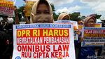 Aksi Tolak Omnibus Law di Depan DPR