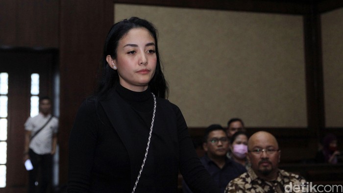 Artis Aima Mawaddah Bersaksi di Sidang Wawan Para saksi memberi keterangan dalam sidang lanjutan kasus pencucian uang dengan terdakwa Tubagus Chaeri Wardana (Wawan) di Pengadilan Tipikor, Jakarta, Senin (9/3/2020). Saksi tersebut yakni (kiri-kanan) mantan sekretaris Wawan, Laura Indriani, pengusaha Ama Liko Nicolous dan artis Aima Mawaddah. Jaksa mencecar para saksi terkait pemberian mobil dan uang ke sejumlah artis seperti Pevita Pearce, Aima MAwaddah, Jennifer Dunn, Rebecca Soejati dan Catherine Wilson.