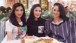10 Pesona Ririn Ekawati Saat Nikmati Cokelat hingga Pizza