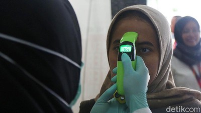 Pemeriksaan Suhu Tubuh di Kemenko PMK