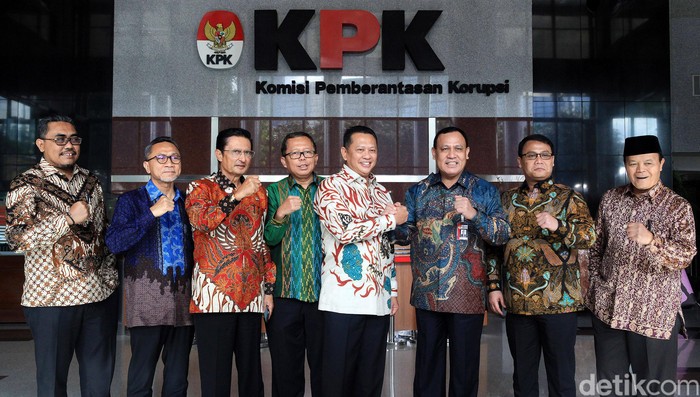 Tujuh pimpinan MPR berkunjung ke KPK hari ini. Kunjungan pimpinan MPR tersebut ingin membahas soal kerja sama pemberantas korupsi.