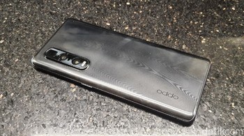 3 kamera yang dijejerkan di sudut kiri atas sisi belakang Oppo Find X2 Pro. Oppo meracik apa yang disebut dengan Ultra Vision Camera System. (Fitraya Ramadhanny/detikcom)
