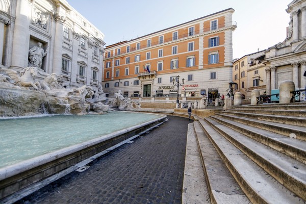 Area air mancur Trevi di kawasan Roma, Italia, yang biasanya ramai didatangi oleh wisatawan pun tampak sepi pengunjung. Cecilia Fabiano/LaPresse via AP. Area air mancur Trevi di kawasan Roma, Italia, yang biasanya ramai didatangi oleh wisatawan pun tampak sepi pengunjung. Cecilia Fabiano/LaPresse via AP.