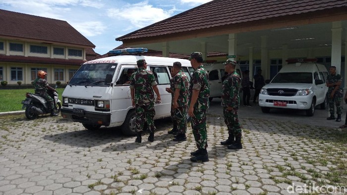Mobil jenazah yang mengangkut Sertu La Ongge