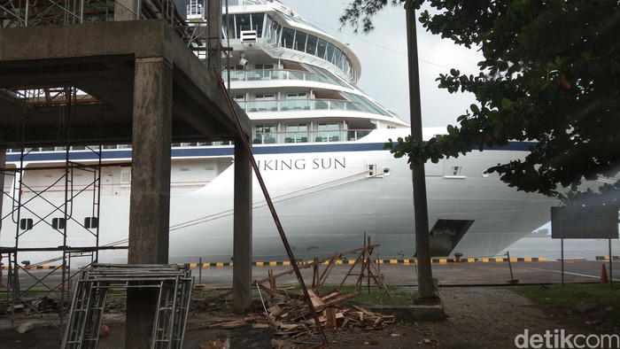 Kapal pesiar Viking Sun saat bersandar di Pelabuhan Benoa, Bali (Angga Riza/detikcom)