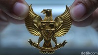 Namun, untuk harga Rp 1 juta per gram, Suluh menilai masih akan susah ditembus. Hal ini disebabkan emas fisik masih akan dipengaruhi faktor permintaan. Jika harga emas terlalu tinggi, permintaan akan berkurang, ujarnya.