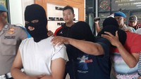 Dari pengungkapan tersebut, polisi meringkus empat orang berinisial MA, MF, DW, dan AW. Menurut Roland, mereka ditangkap di kawasan GOR Pakansari, Cibinong, Kabupaten Bogor.