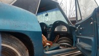 Namun mesin L84 ini disebut sebagai produk gagal, sebab muntahan tenaganya tak terlalu besar dan harganya lebih mahal ketimbang mesin V8 lain yang dikenalkan pada tahun yang sama. Chevrolet pun disebut hanya menjual 771 Corvette Fuel Injection pada 1965. Foto: Facebook Speedys Towing & Recovery