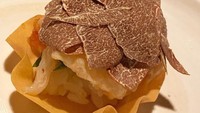 White Truffle Season... ay Likeeeee 🤤, tulis Ririn saat sedang di London. Ia mampir ke restoran Jepang mewah di sana. Foto: Instagram ririnekawati
