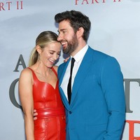 John Krasinski telah membangun karir yang sukses tidak hanya sebagai aktor, tetapi juga sebagai sutradara dan produser. Setelah sukses dengan film thriller A Quiet Place yang ia sutradarai dan mainkan bersama Emily Blunt yang kini menjadi istrinya. Foto: Getty Images/Mike Coppola