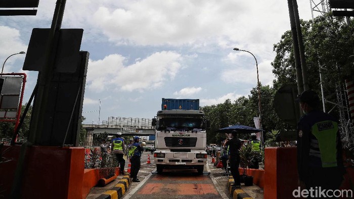 Truk ODOL Dilarang Lewat Tol Jakarta-Bandung Dalam rangka menciptakan jalan Indonesia bebas truk Over Dimension Over Load (ODOL) Kemenhub melakukan pembatasan jalur yang tegas untuk truk obesitas. Pembatasan truk ODOL diberlakukan mulai hari ini, Senin (9/3/2020) dari tol Tanjung Priok (Jakarta) sampai Bandung.