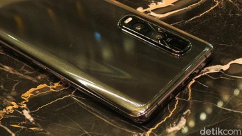 Di tengah adalah 48MP Main Camera dengan Ultra Wide Angle (Fitraya Ramadhanny/detikcom)