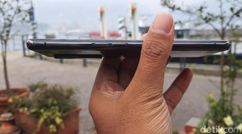 Pengaturan volume ada di sisi kiri. SuperVOOC 2.0 Flash Charge 65W membuat Oppo Find X2 bisa diisi penuh dalam waktu 38 menit. (Fitraya Ramadhanny/detikcom)