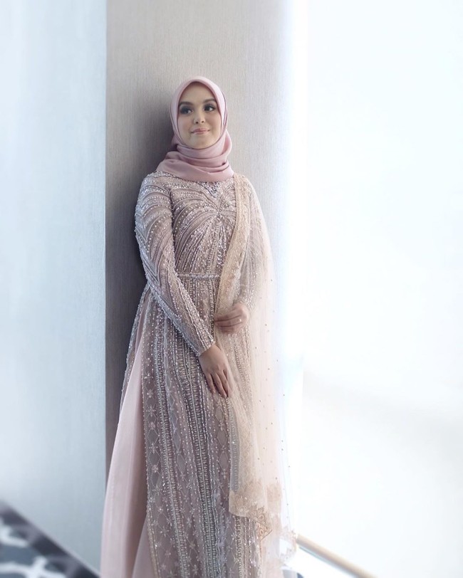 Vebby Palwinta tampil anggun dengan gaun pink muda. Gaunnya tersebut tampak mewah dengan aksen bebatuan yang menghiasi hampir seluruh kainnya.  Foto: Instagram @folklore.project