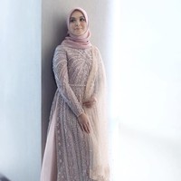 Vebby Palwinta tampil anggun dengan gaun pink muda. Gaunnya tersebut tampak mewah dengan aksen bebatuan yang menghiasi hampir seluruh kainnya.  Foto: Instagram @folklore.project