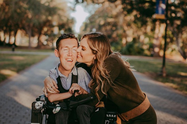 Kesuksesan Shane ini kerap membuat Hannah mendapat tudingan miring. Dia dianggap sebagai gold digger atau hanya mengincar uang Shane, karena mau berpacaran dengan pria tersebut. Namun tudingan miring itu tak dianggapnya berarti. Hubungannya dengan Shane pun terus langgeng hingga kini. Foto: Instagram @hannahayl