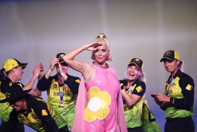 Sorotan tertuju pada Katy Perry ketika mengumumkan kehamilan buah cintanya dengan Orlando Bloom lewat video klip Never Worn White pekan lalu. Beberapa hari setelah pengumuman dramatis tersebut, Katy Perry sudah beraksi lagi di atas panggung dalam kondisi berbadan dua. Ia menjadi pengisi acara penutupan Womens Cricket World Cup di Melbourne, Australia, Minggu (8/3/2020). (Foto: Getty Images)
