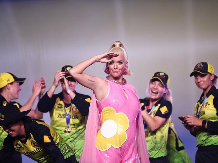 Gaya Katy Perry Manggung saat Hamil MELBOURNE, AUSTRALIA - MARCH 08: Katy Perry performs on stage with the Australian team during a concert after their victory in the ICC Womens T20 Cricket World Cup Final match between India and Australia at the Melbourne Cricket Ground on March 08, 2020 in Melbourne, Australia. (Photo by Cameron Spencer/Getty Images)