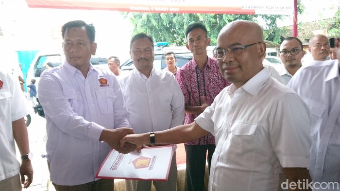 Ketua DPD Gerindra Banten Desmond J Mahesa melantik Ketua DPC Gerindra Cilegon Awab (M Iqbal/detikcom)